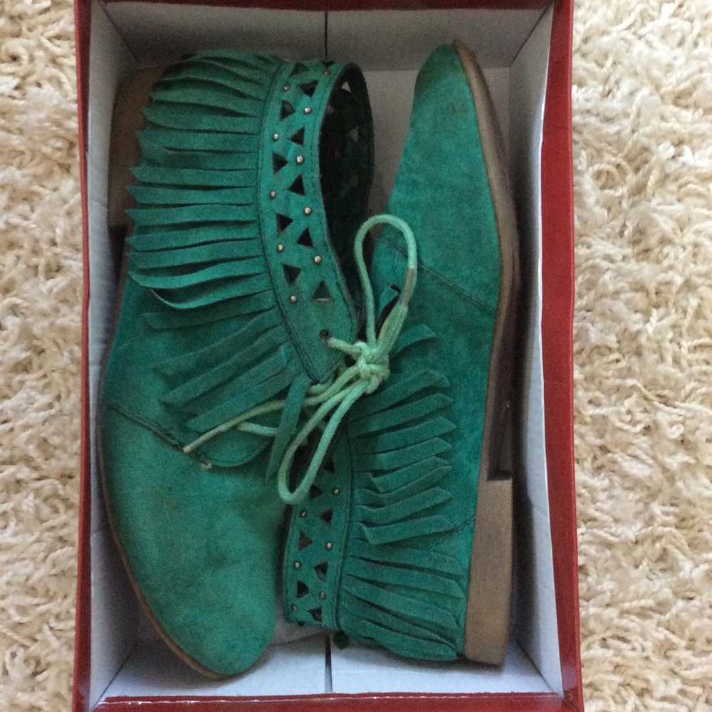 Breckelle’s!! The cutest little aqua shoes!